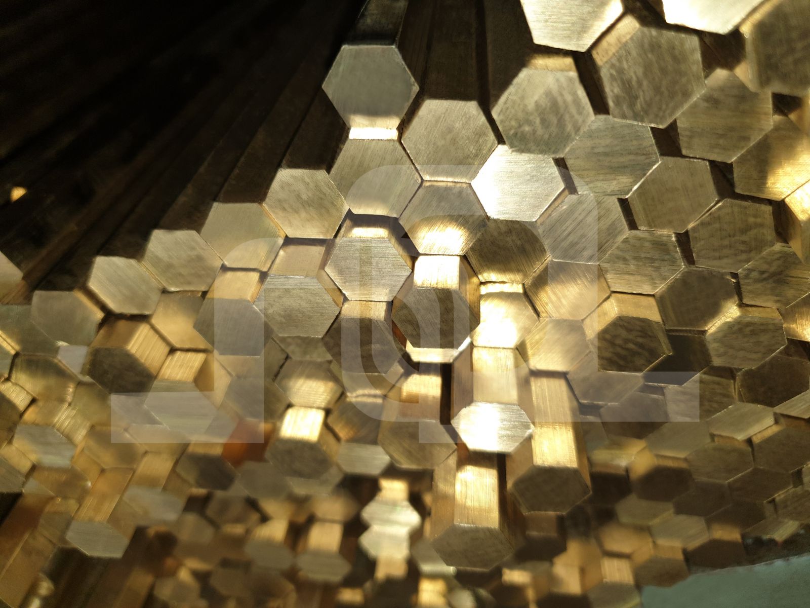 Đồng thau dạng lục giác